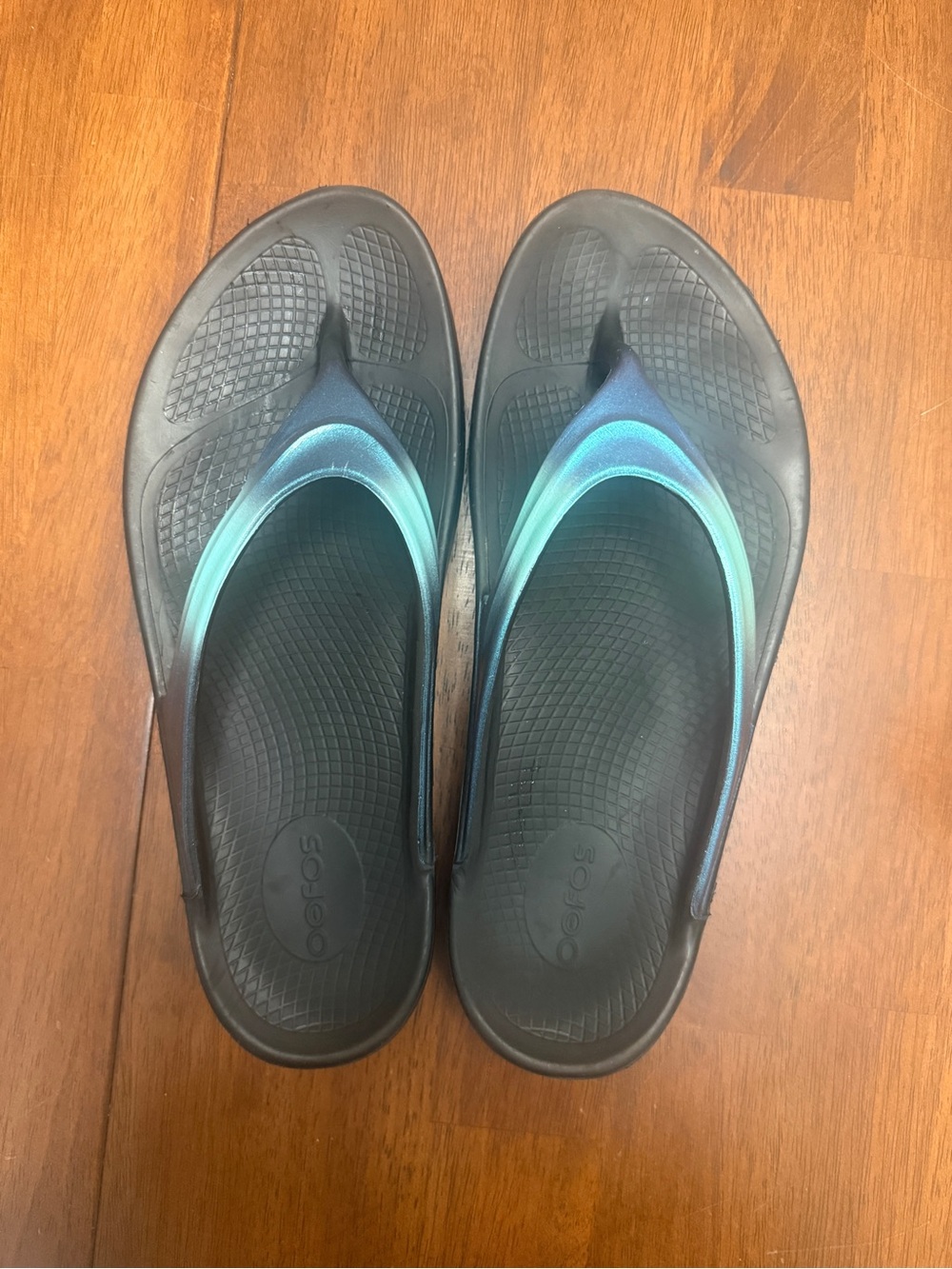 OOFOS Women's Black and Teal Gradient Recovery Flip Sandals